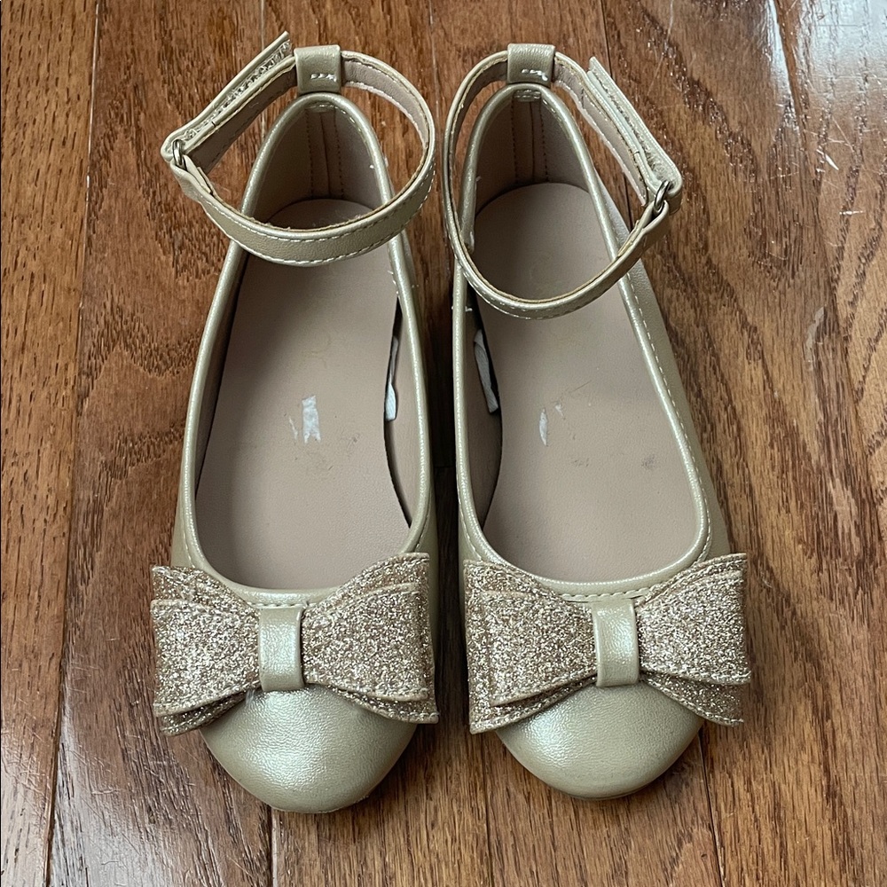Sugar girls gold dress shoes with bow and ankle velcro closure. size:12